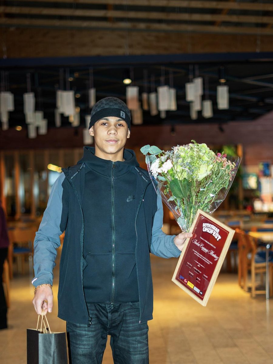 Anders, en av vinnarna i Ordfesten 2025, med blombukett och diplom.